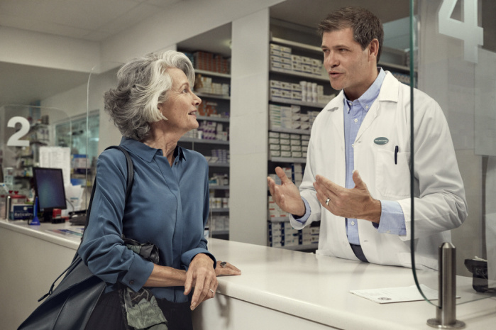 TENA-Lifestyle-Pharmacy-woman-and-pharmacist